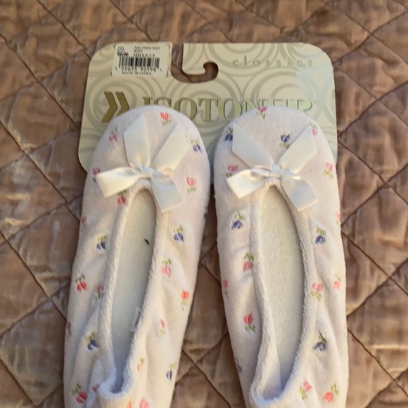 NWT Isotoner slippers
